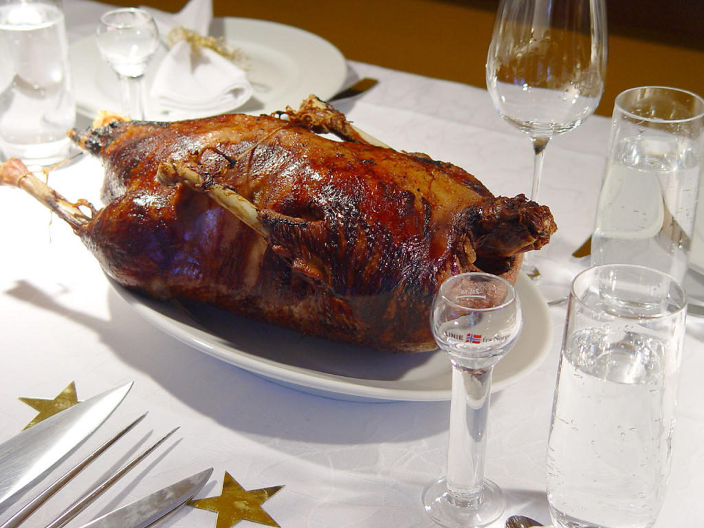 Festlich gedeckter Tisch mit gebratener Gans