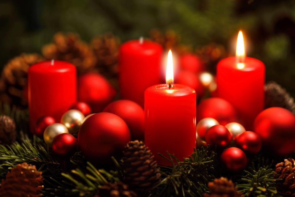 Zwei brennende Kerzen auf einem Adventskranz