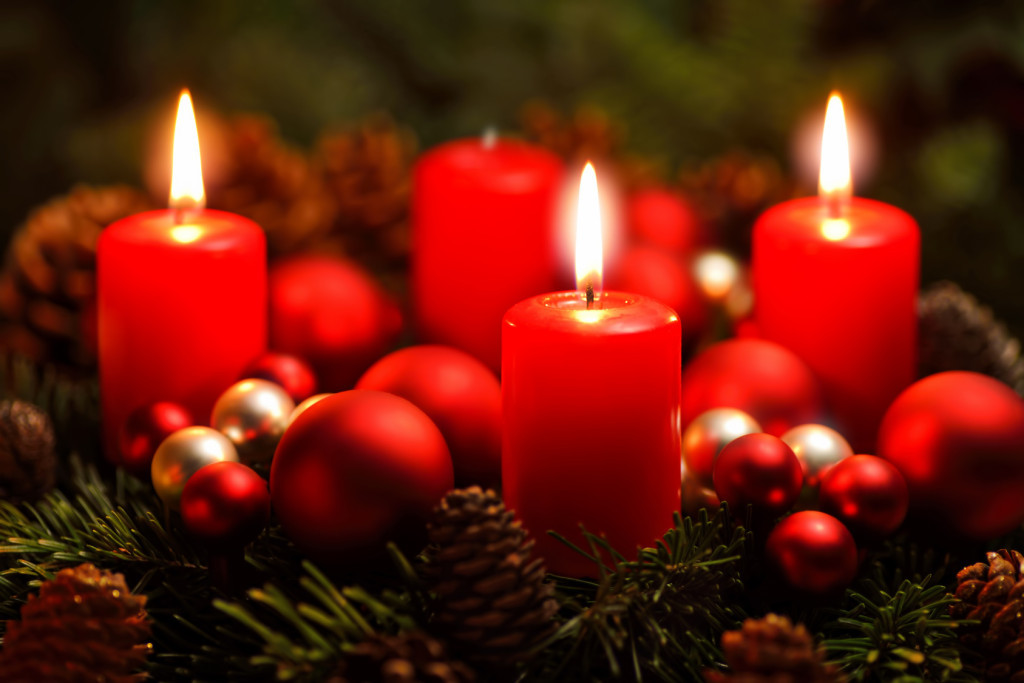 Drei brennende Kerzen auf einem Adventskranz