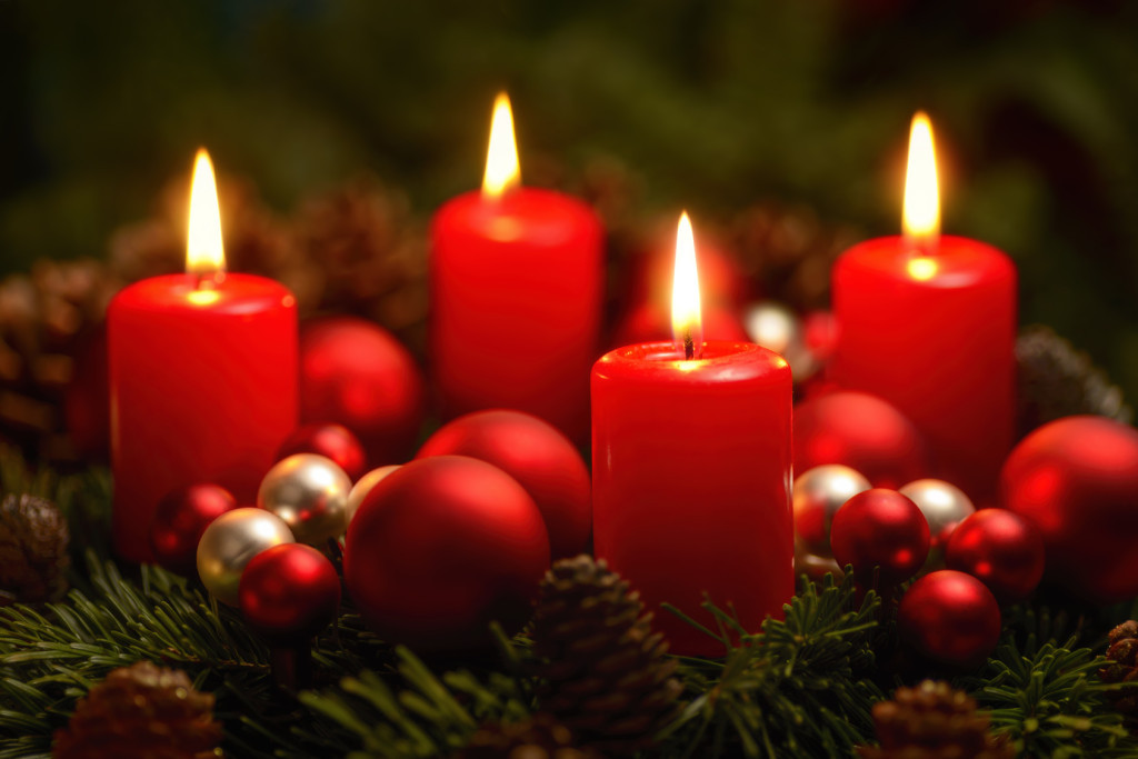 Vier brennende Kerzen auf einem Adventskranz